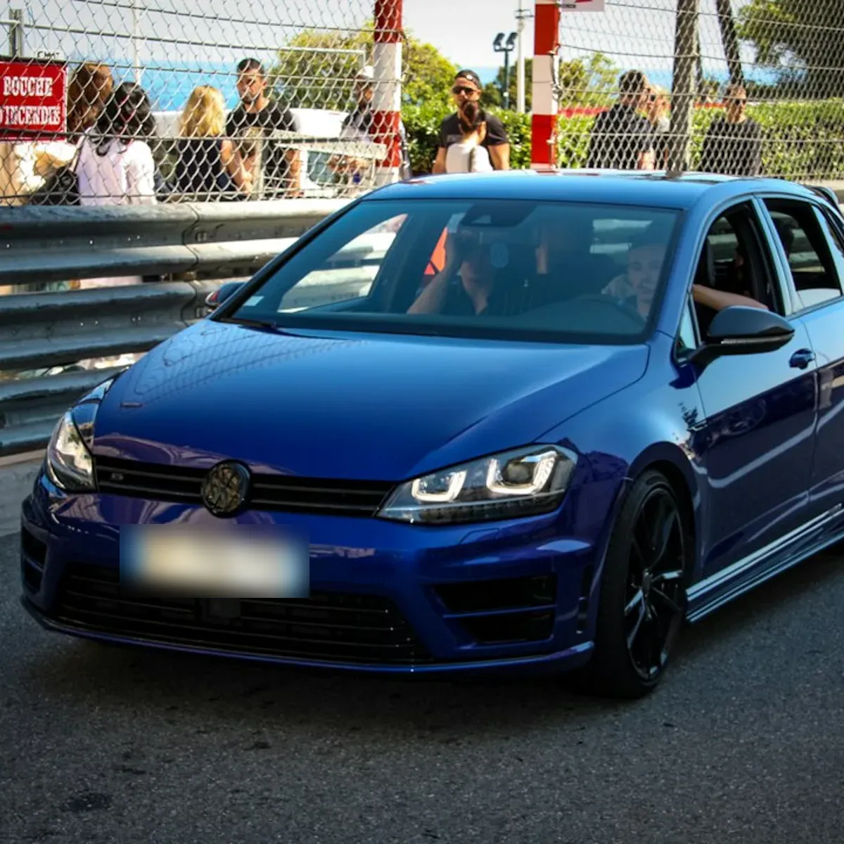 Volkswagen Golf R bleue de trois quarts avant, au bord d'une route